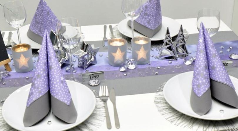 Tischdekoration in Silber und Purple zu Weihnachten
