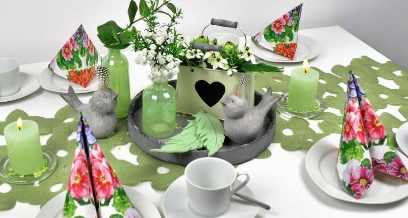 Frühlingshafte Tischdekoration mit außergewöhnlichem Tischband in Grün