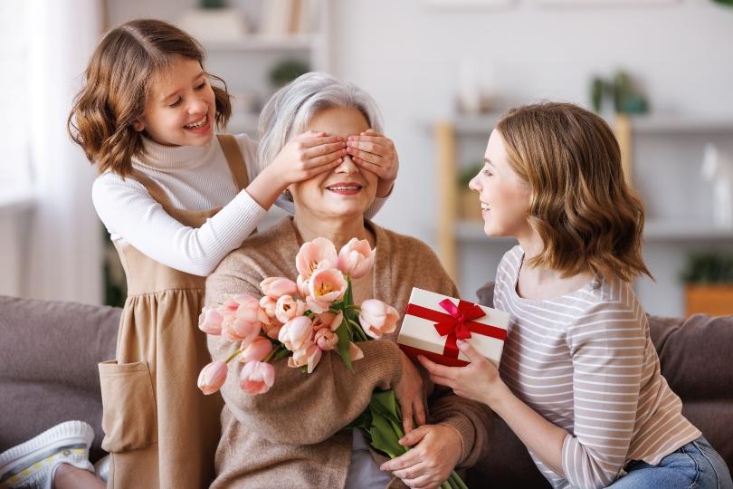 Tochter, Mutter und Großmutter feiern Muttertag
