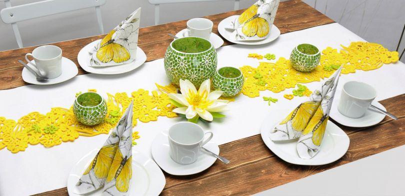 Sommerliche Tischdekoration in Gelb mit Lotusblüten