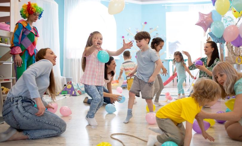 Kinder-Feier mit Luftballons - Schulanfangsfeier-Ideen