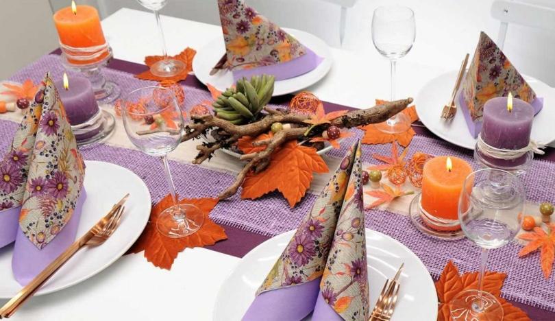 Herbstliche Tischdekoration in Lavendel und Aubergine