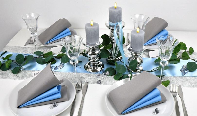 Tischdekoration in Silber und Blau