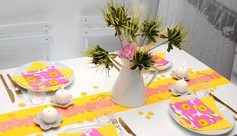 Sommerliche Tischdekoration in Gelb und Pink