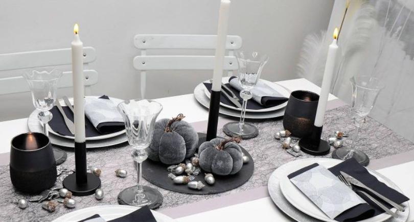 Herbstliche Tischdeko in Schwarz und Silber mit Samt-Kürbissen - Kürbisdeko 