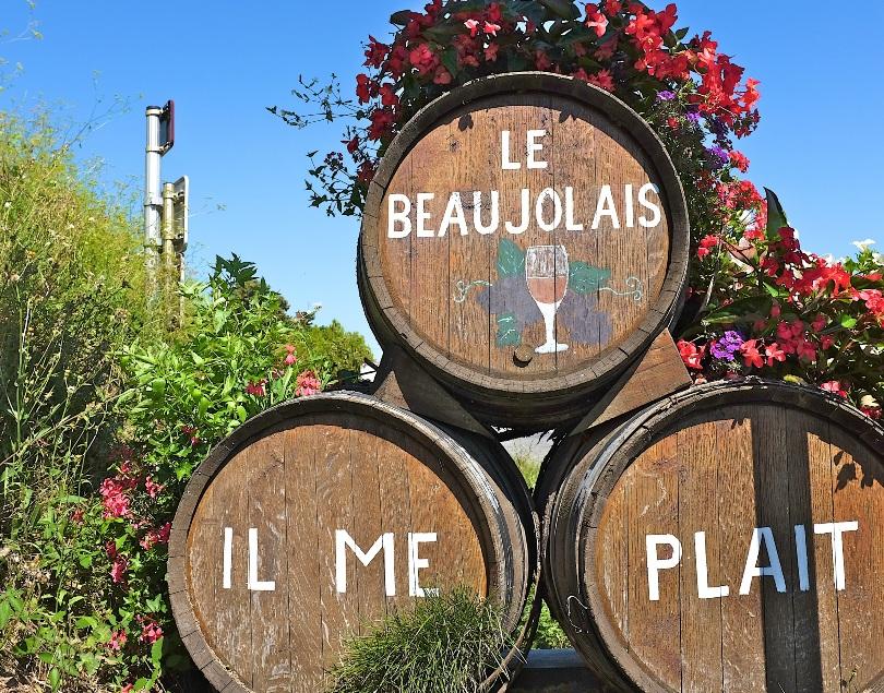 Weinfässer mit der Aufschrift: "Le Beaujoilais"