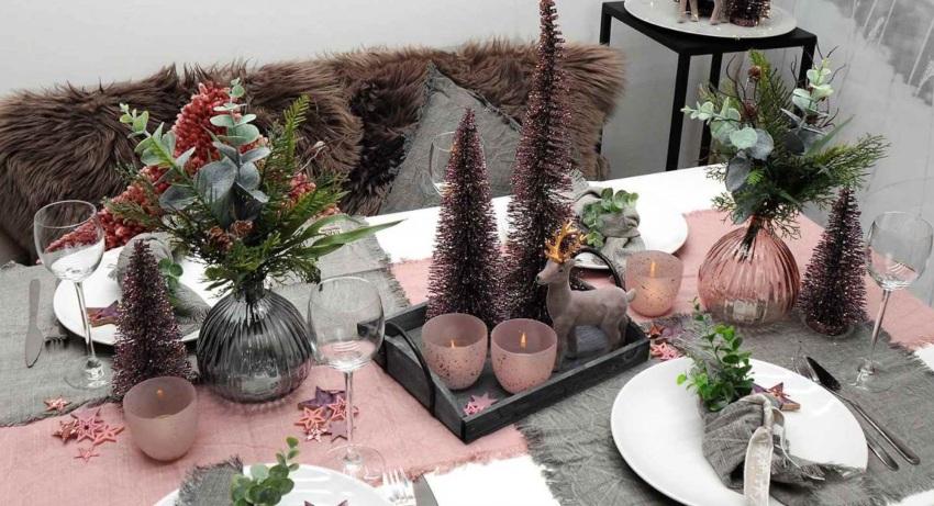 Weihnachtliche Tischdekoration in Rosa und Grau