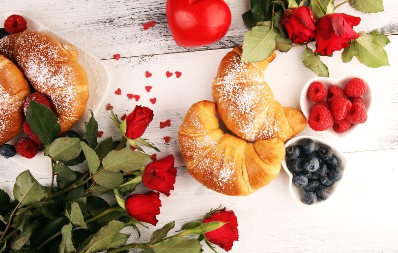  Das Valentinstagsmenü beginnt mit einem romantischen Fruehstueck