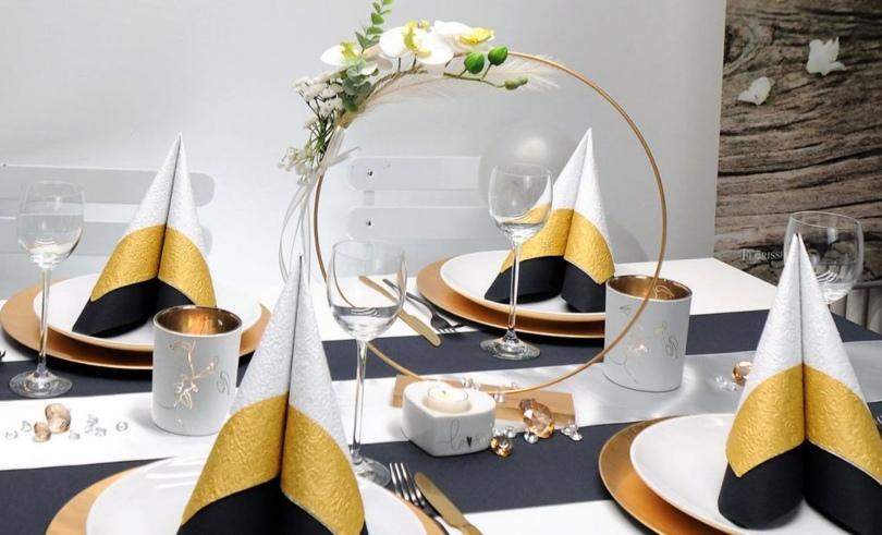 Tischdekoration zur Hochzeit in Schwarz, Weiß und Gold